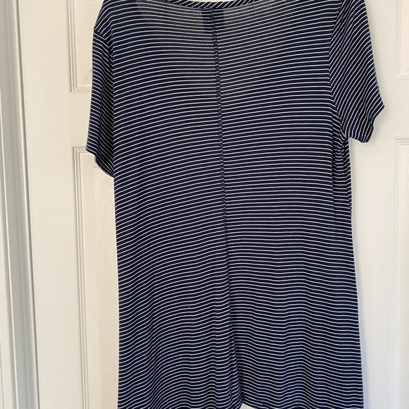 Short sleeve blue and white top - Picture 2 of 3